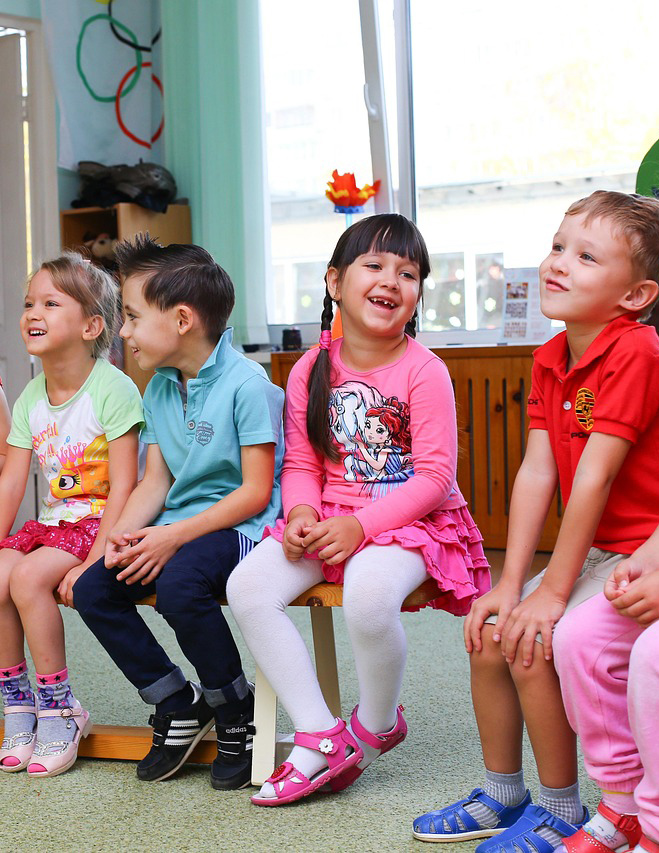 Kinder hören aufmerksam bei einem Erste Hilfe Kurs zu